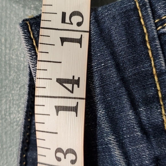 DENIZEN LEVIS MODERN SHORTS. Size 6, waist 28. Inseam 4". - Picture 7 of 10